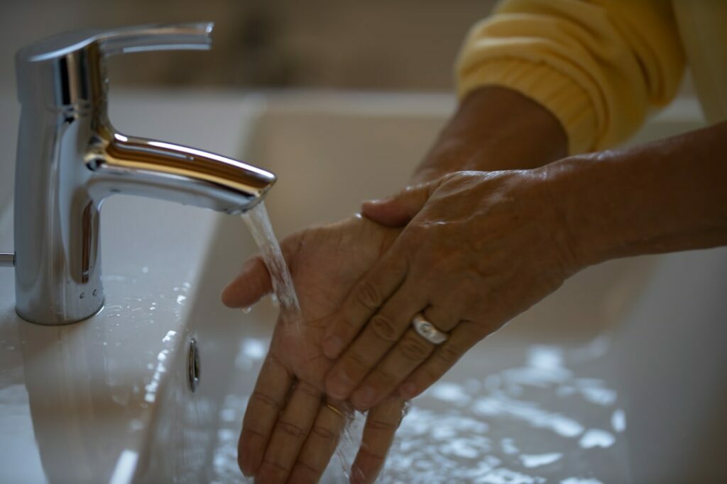 Properly securing your faucet will help avoid issues like water in unwanted space and creases. 